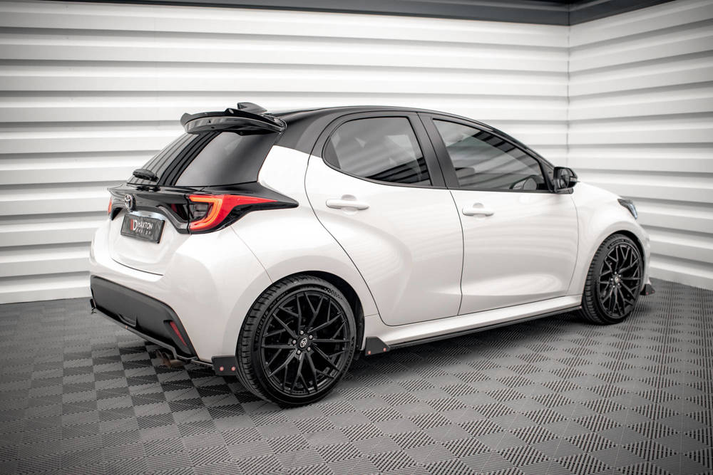 Zijskirts V.1 met Canards Toyota Yaris MK4 Maxton Glans Zwart