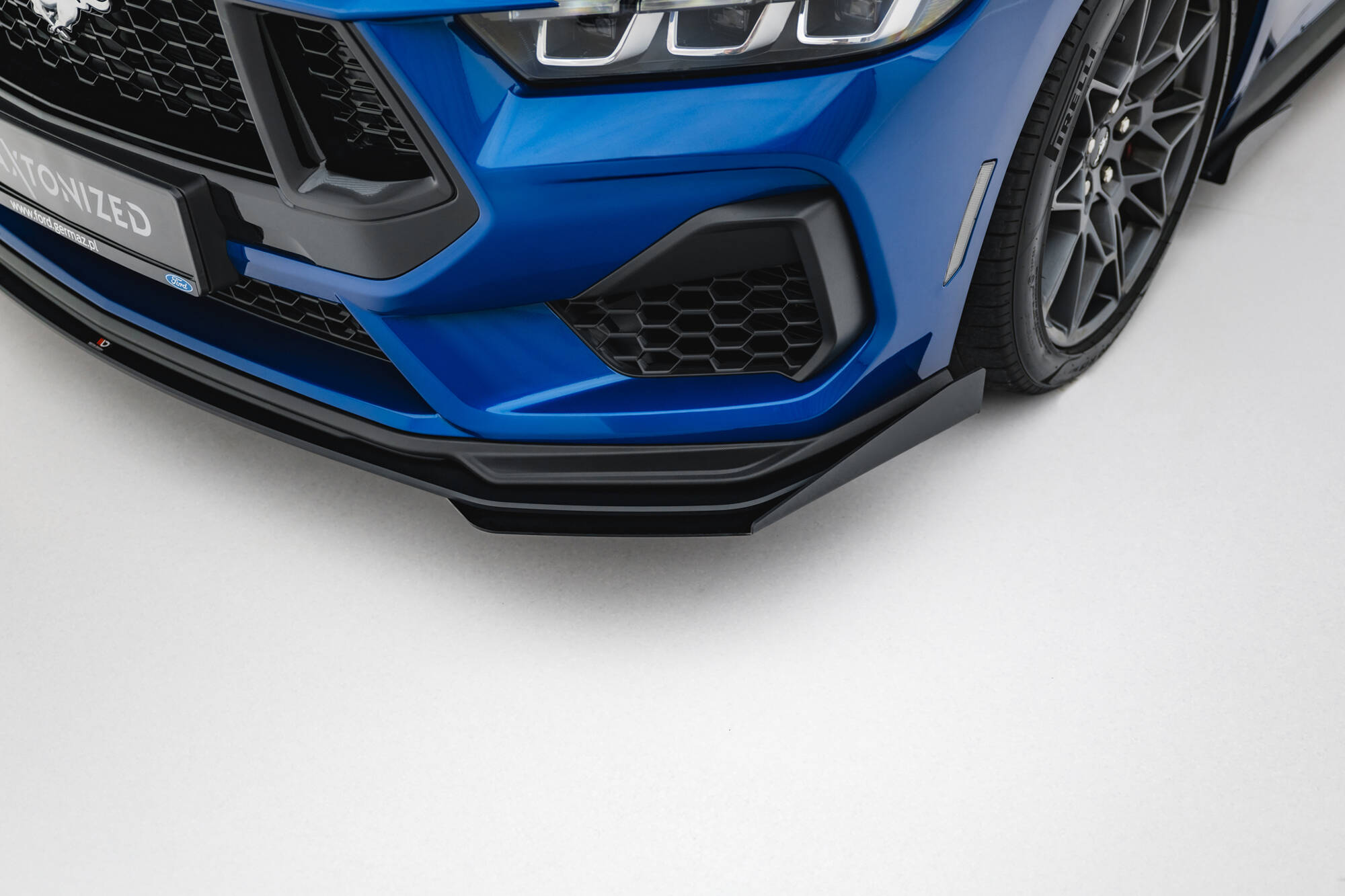 Street Pro Voorspoiler + Flaps Ford Mustang GT MK7 Maxton Glanzend zwart
