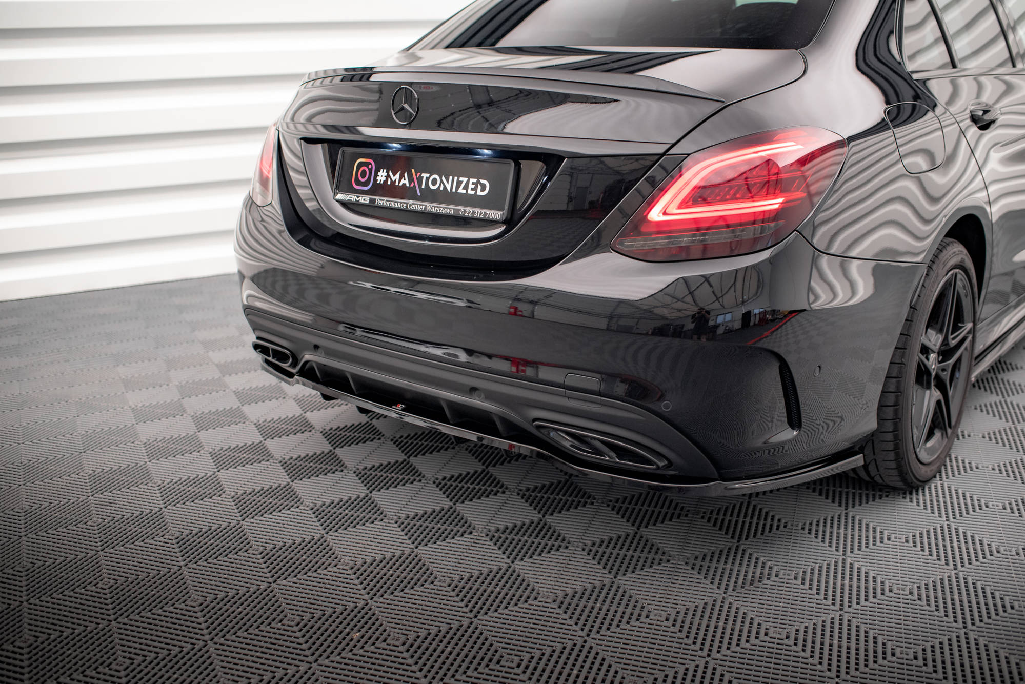 Bodykit Mercedes-Benz C AMG-Line Sedan / Estate W205 Facelift / S205 Facelift Maxton Glanzend zwart