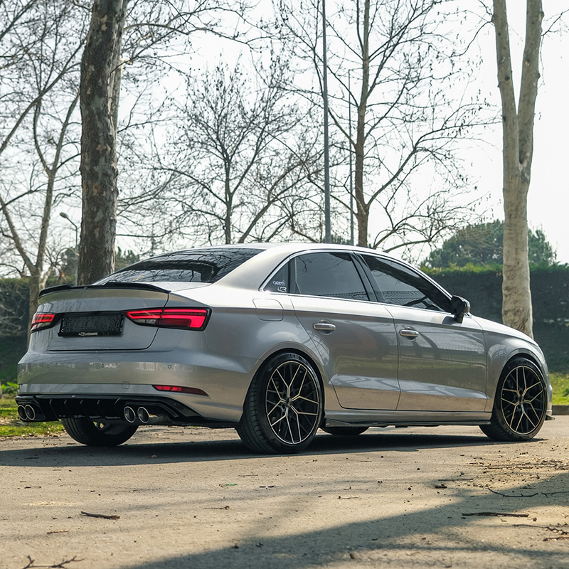 Oneway Complete bodykit  Audi A3 (8V) Sedan Facelift 2016-2020 (dubbele uitlaat L/R) - Glanzend zwart