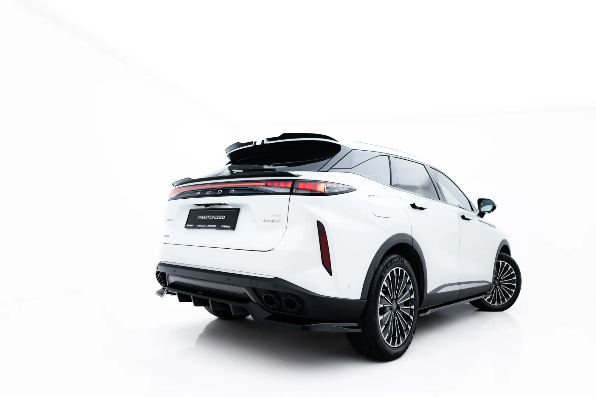 Rear Splitter Omoda 9 Mk1 met Verticale Spijlen Maxton Glanzend Zwart