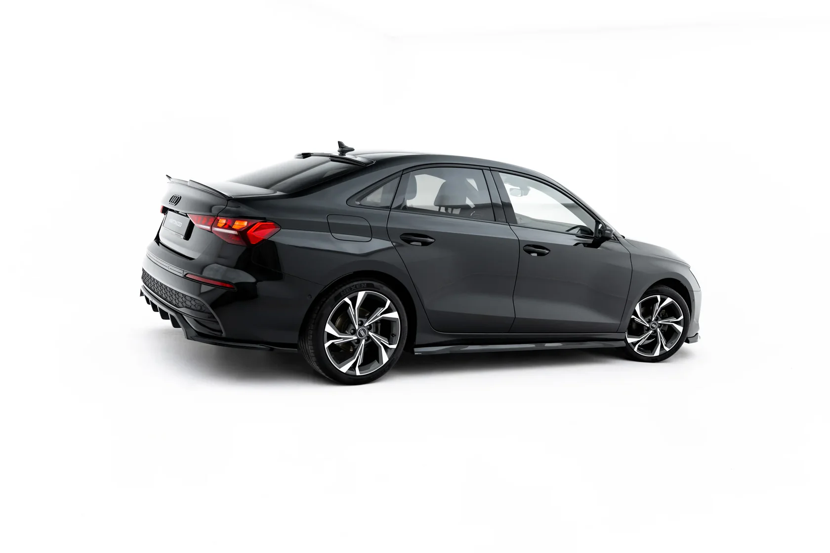 Bodykit Audi A3 Sedan 8Y Facelift Maxton Glanzend zwart
