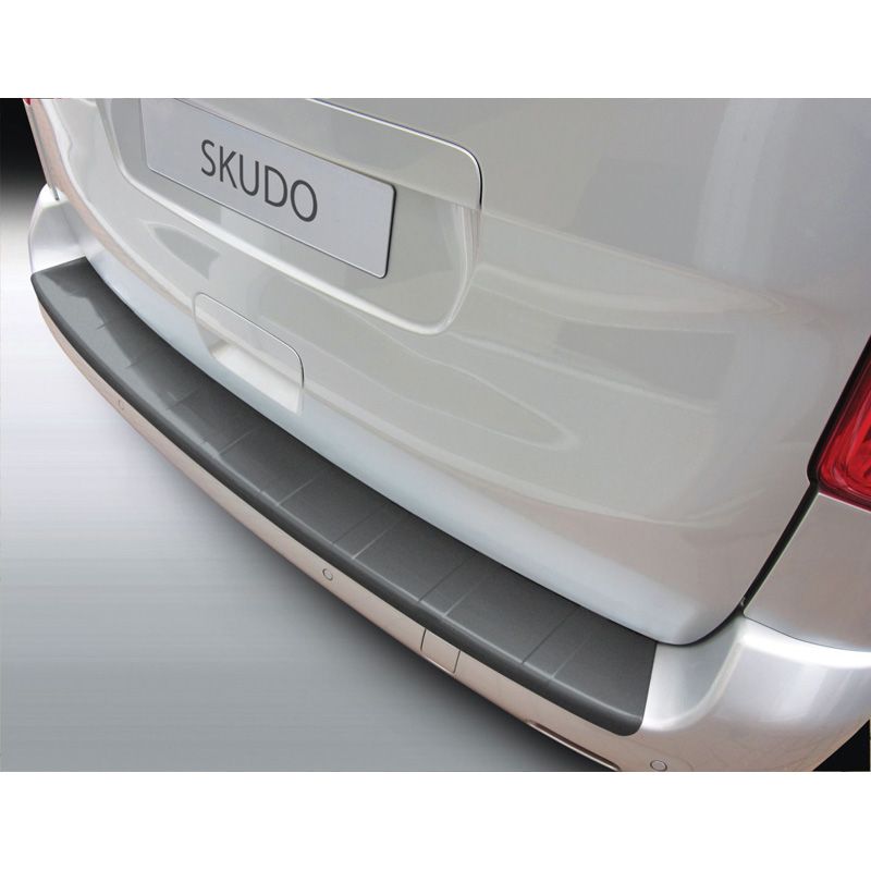 ABS Achterbumper beschermlijst  Citroën Jumpy (Dispatch) & Spacetourer / Peugeot Expert & Traveller / Toyota Proace 9/2016- & Opel Vivaro / Zafira Life 2019- & Fiat Scudo 2022- Zwart 'Ribbed'