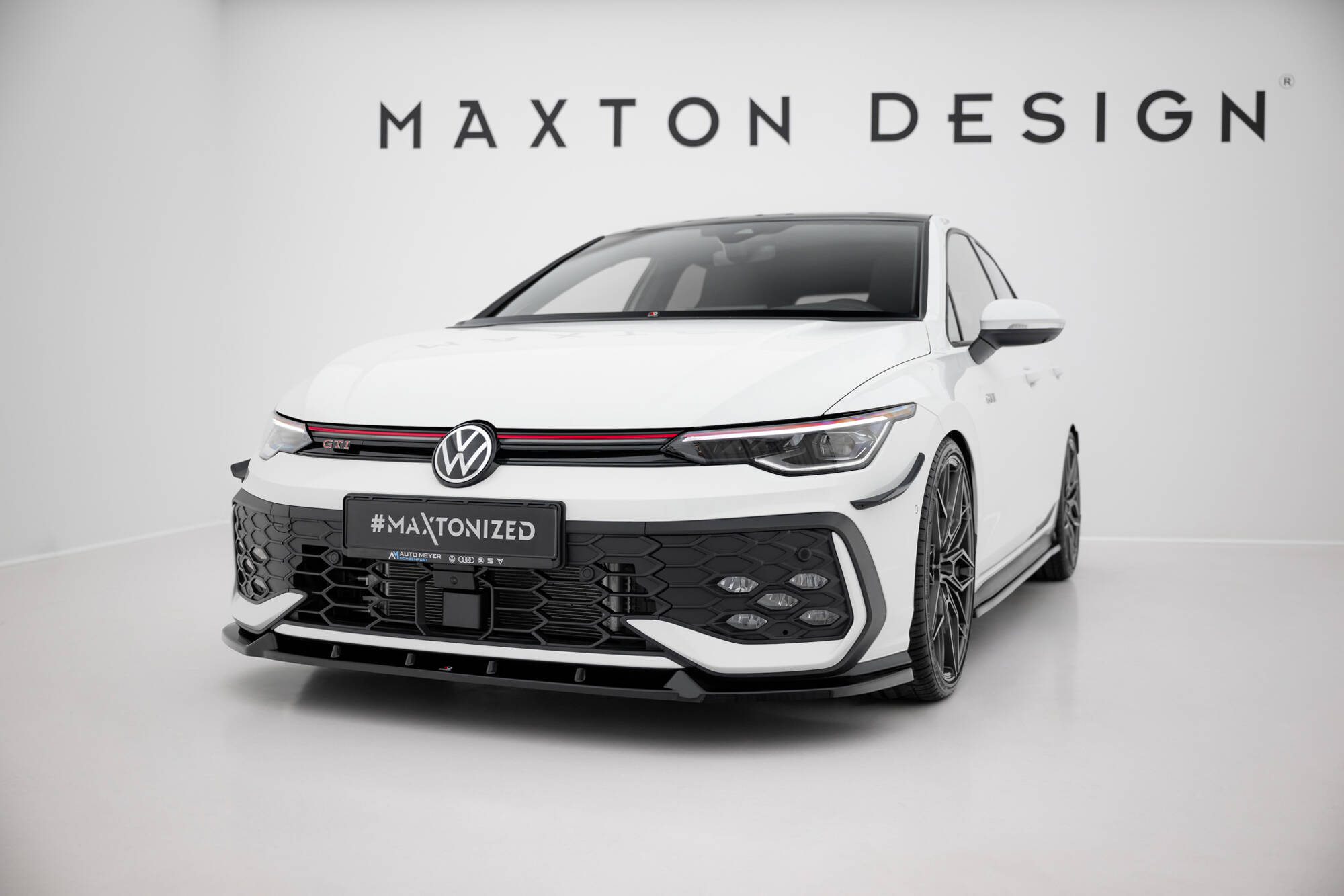 Voorspoiler V.2 Volkswagen Golf GTI / GTE / R-Line Mk8 Facelift Maxton Glanzend zwart