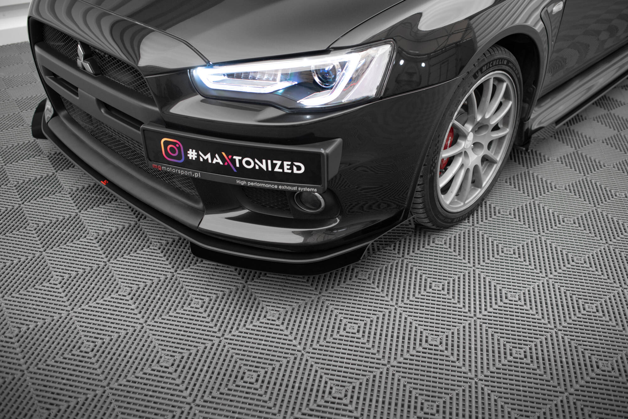 Street Pro Voorspoiler + Flaps Mitsubishi Lancer EVO X Maxton Glanzend zwart