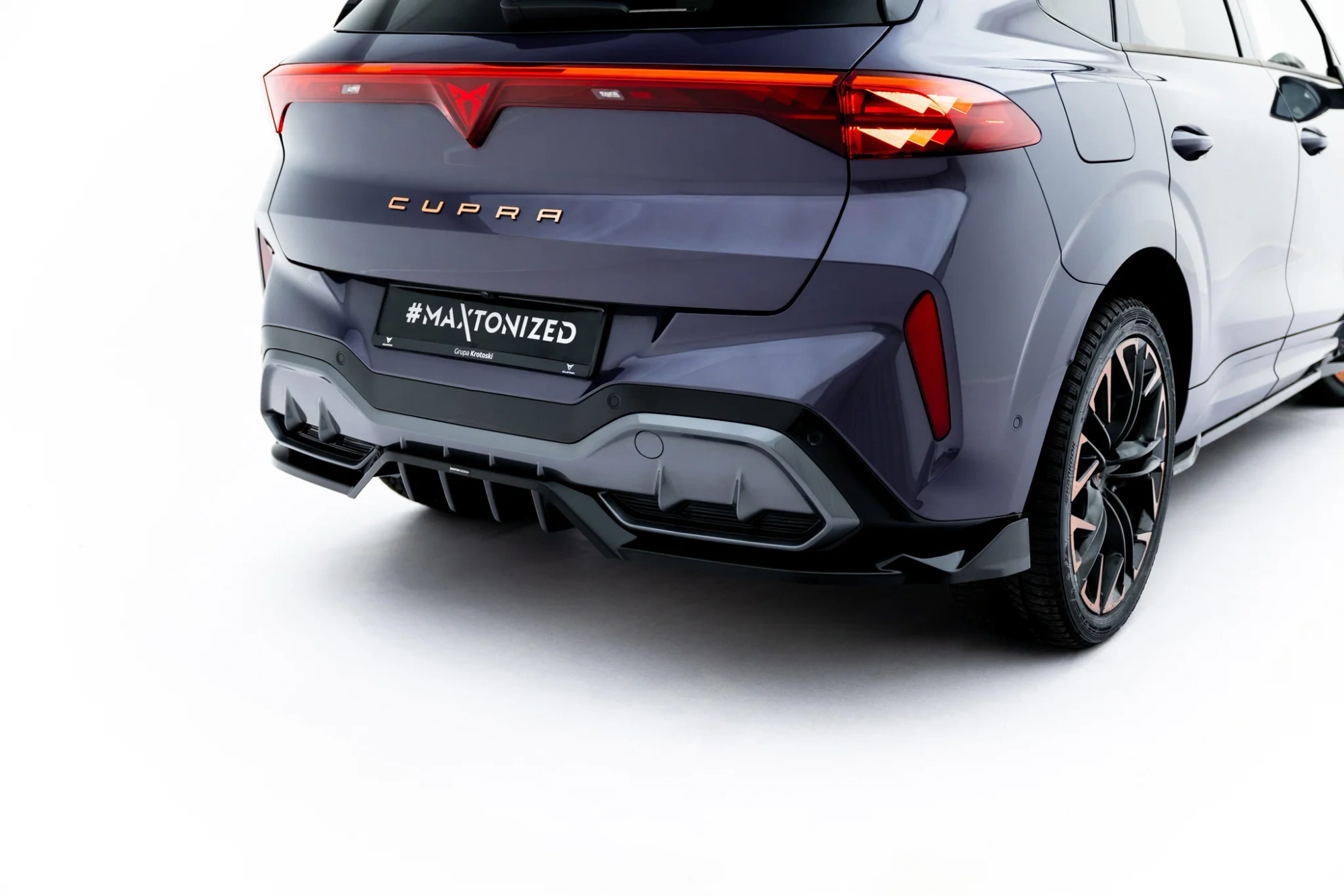 Diffusor V.3 met Verticale Spijlen Cupra Terramar Mk1 Glanzend Zwart (Geschikt voor Trekhaak)