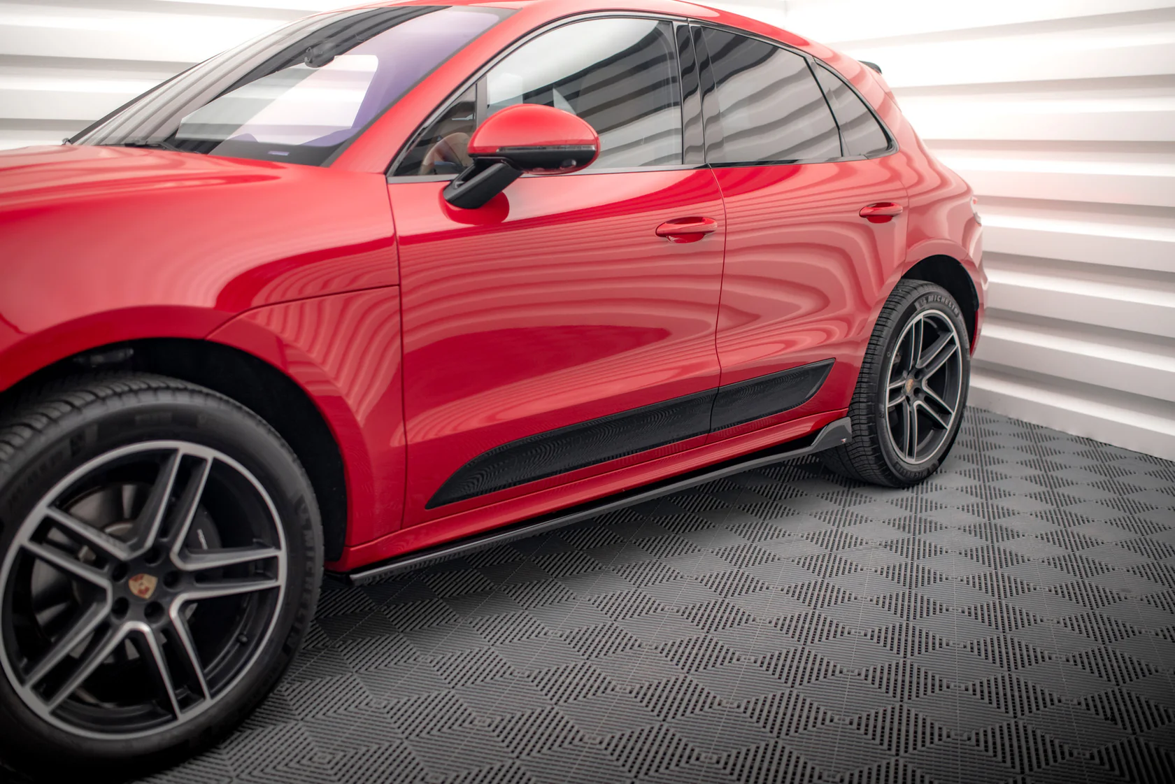 ZijskirtsPorsche Macan GTS / Sport Design Mk1 Maxton Glans Zwart