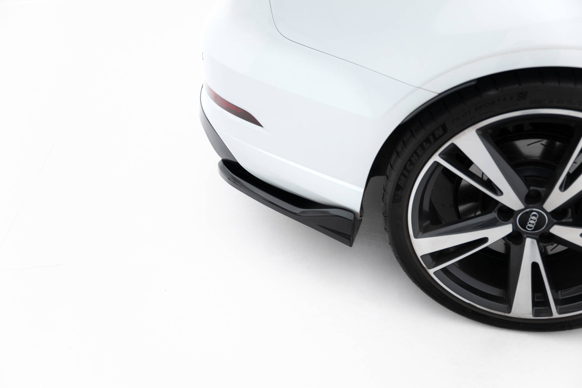 Achterzij Spoilers V.5 Audi RS3 Sedan 8V Facelift Maxton Glanzend zwart
