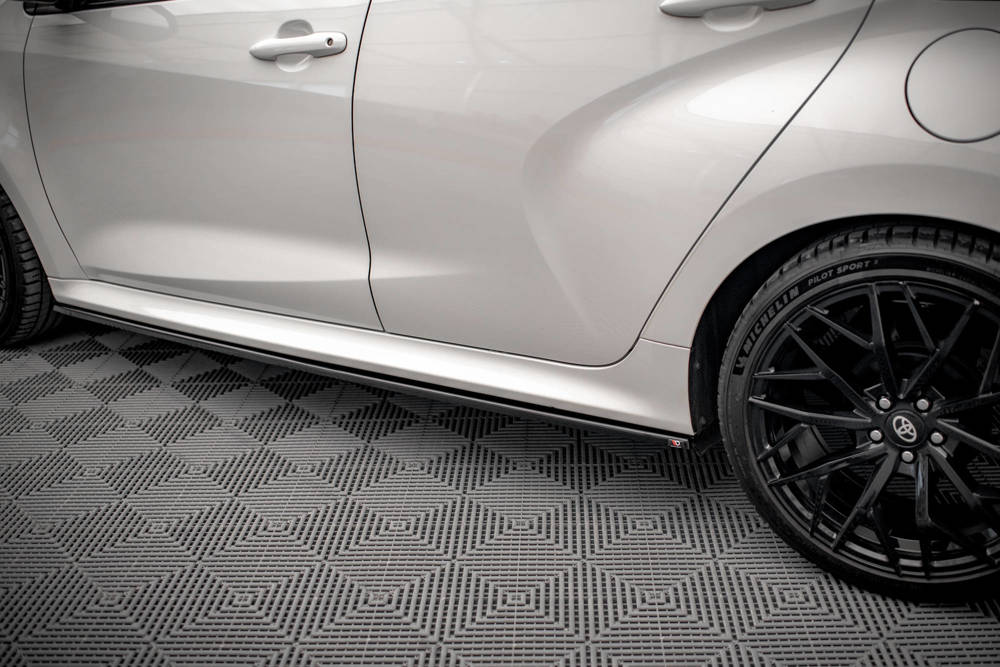 Zijskirts V.2 Toyota Yaris MK4 Maxton Glans Zwart