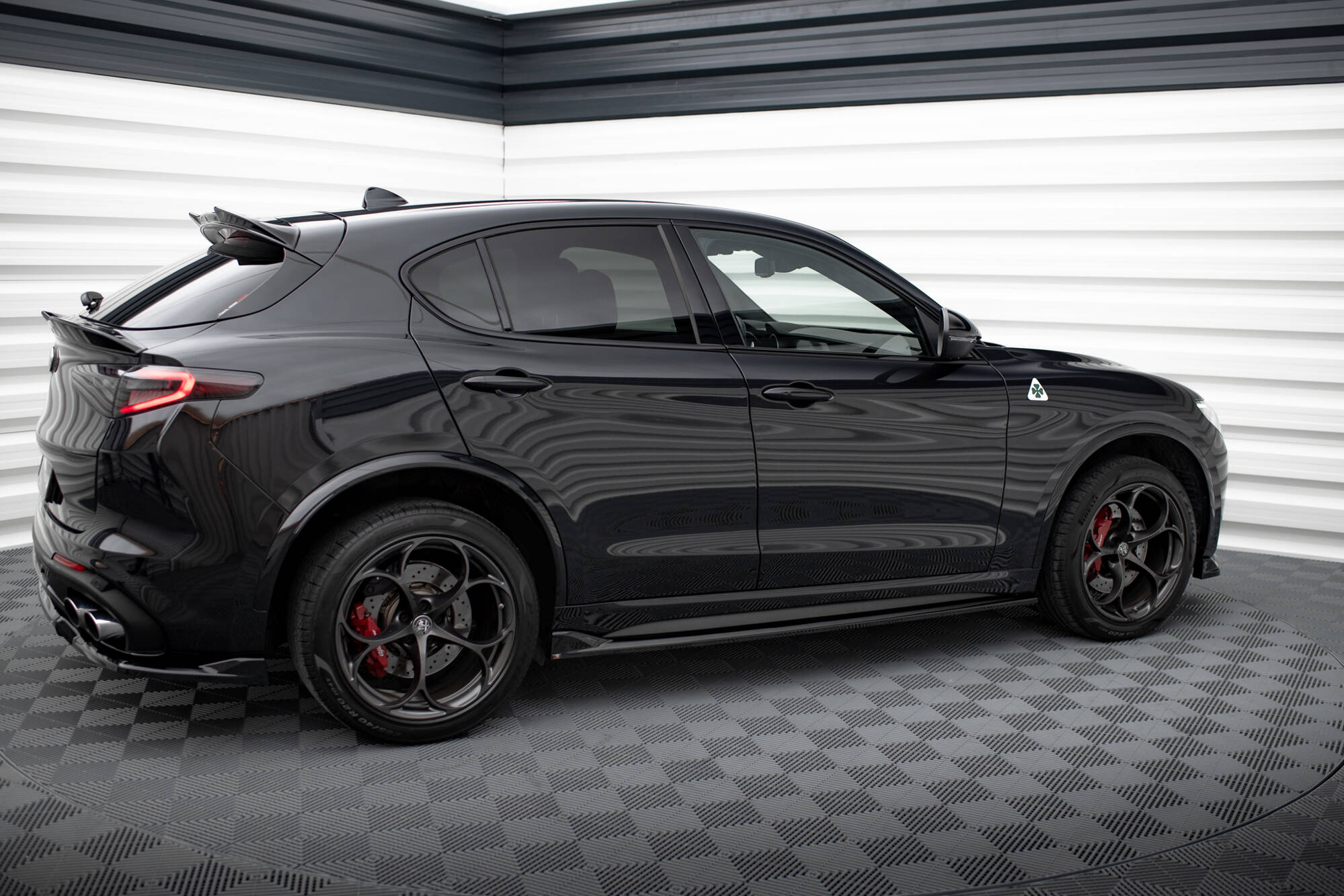 Bodykit Alfa Romeo Stelvio Quadrifoglio MK1 Maxton Glanzend zwart