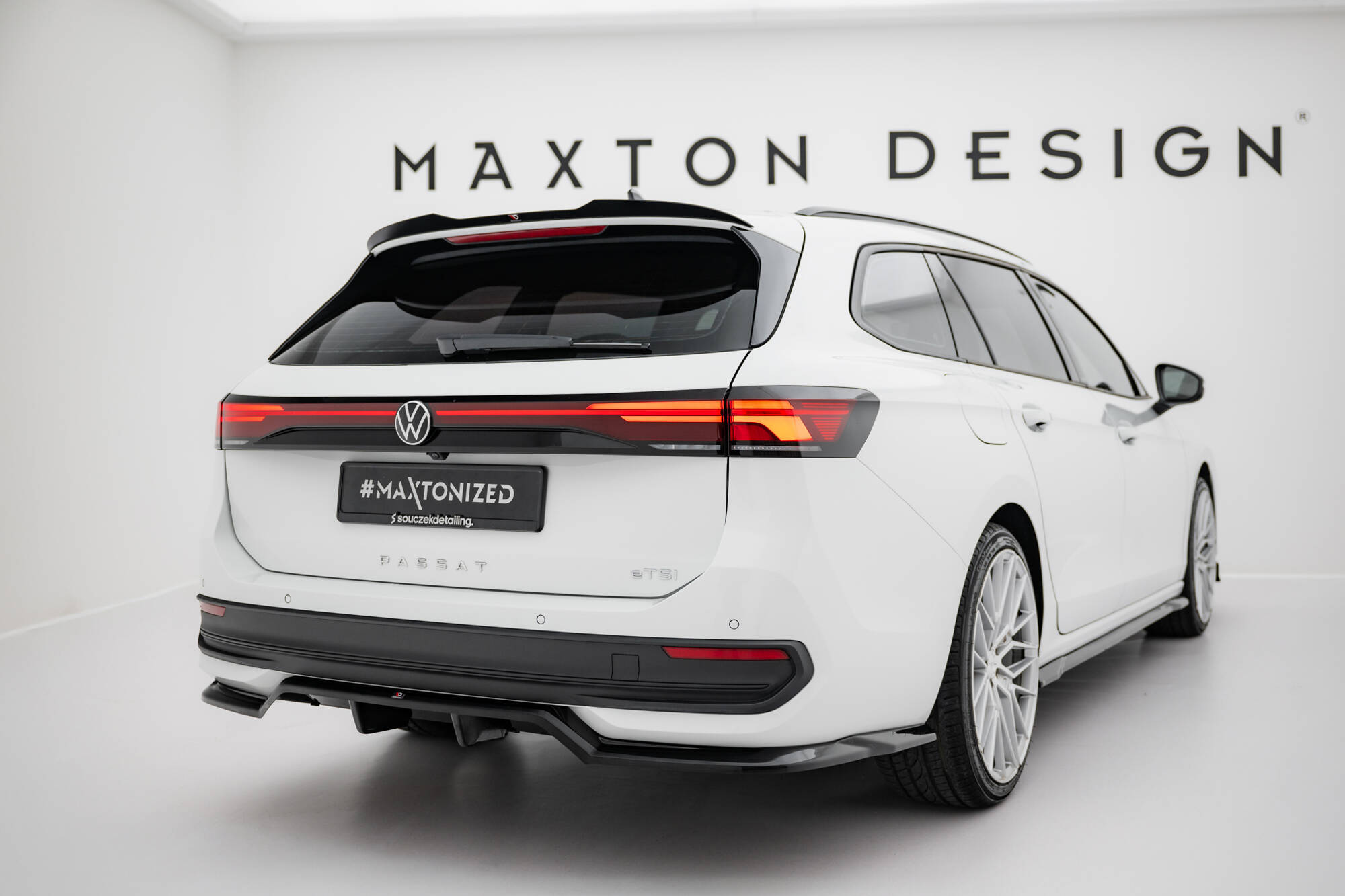 Bodykit Volkswagen Passat B9 Maxton Glanzend zwart