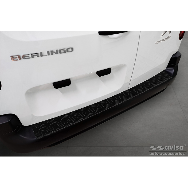 Matzwart Aluminium Achterbumperprotector  Citroën Berlingo (Multispace) & Peugeot Partner 2008-2015 & 2015-2018 & 2018- & Peugeot Rifter 2018- & Opel Combo E 2018- & Toyota Proace City/Verso 2019- & Fiat Doblo 2022- 'Riffled Plate'